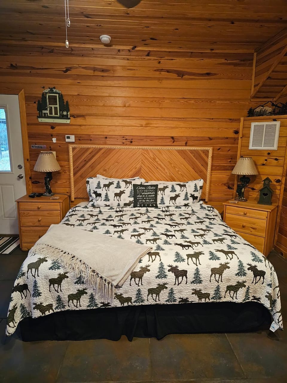 Near Beaver Lake, King BedJetted TubFire Pit #1 Apartment in Arkansas