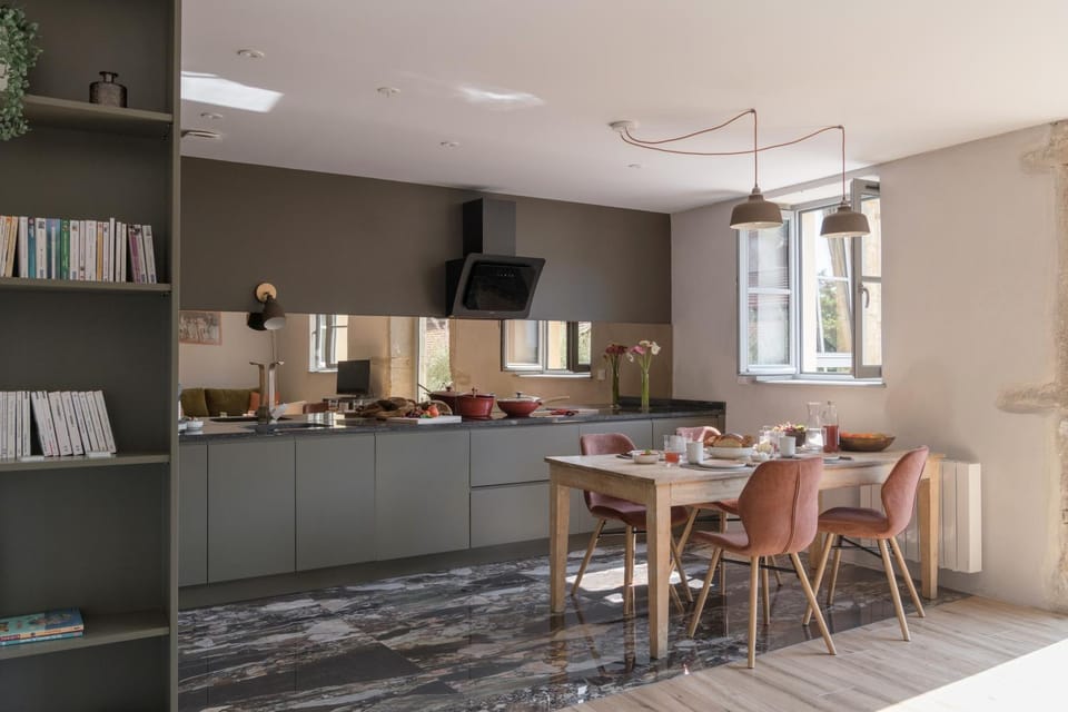 Coffee/tea facilities, Kitchen or kitchenette, Dining area, minibar