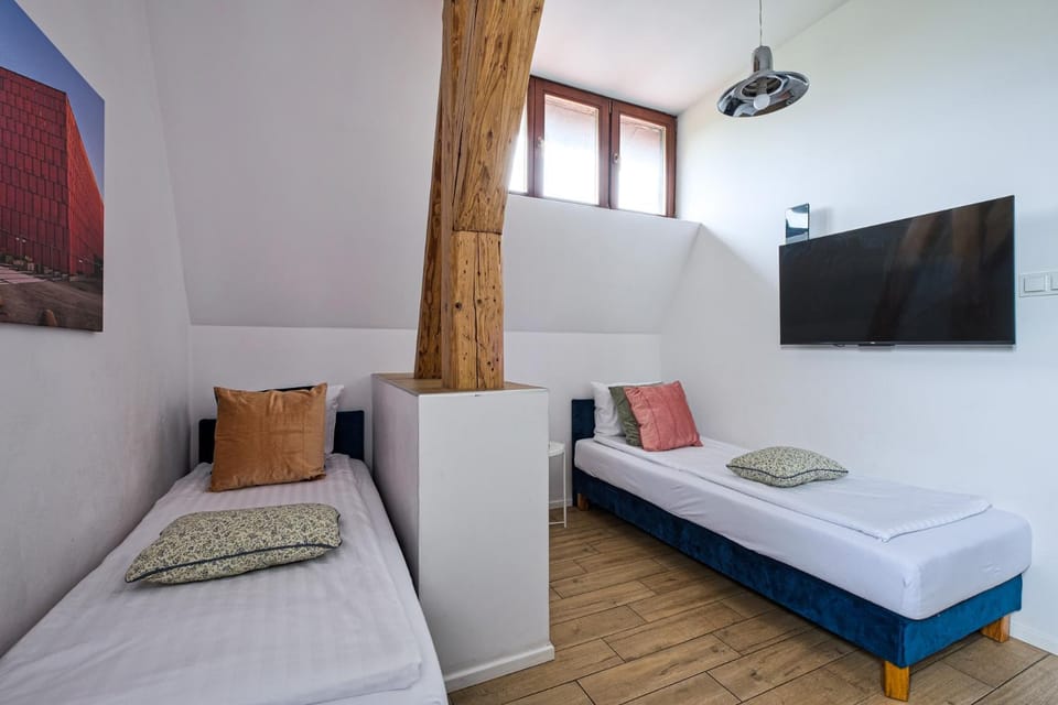 Bed, TV and multimedia, Photo of the whole room