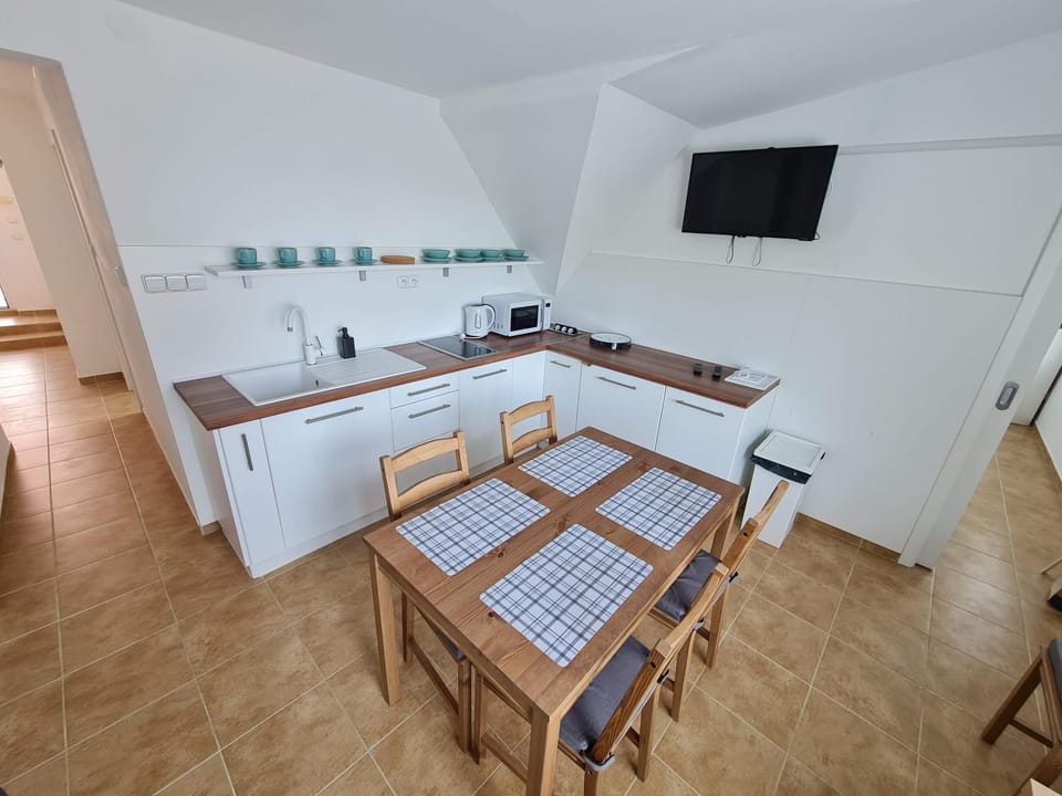 Bed, Kitchen or kitchenette, Seating area, Dining area, minibar, kitchen