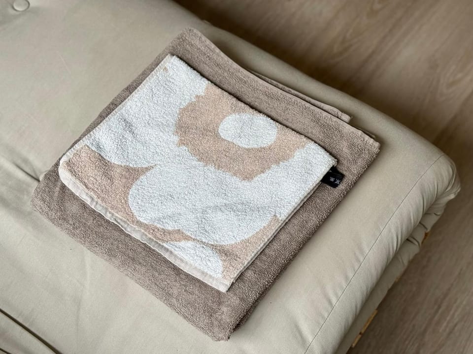 Bed, towels
