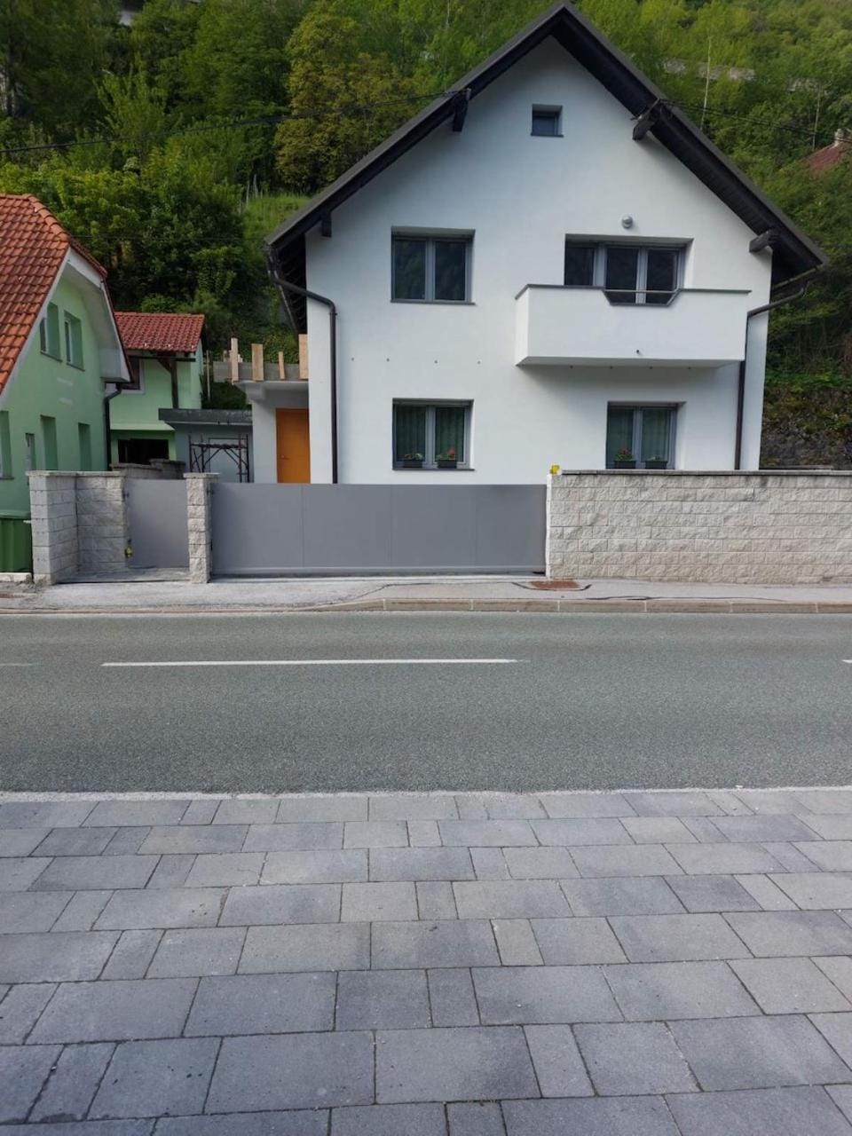 Facade/entrance, Day, Street view