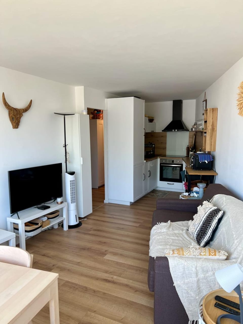 TV and multimedia, Kitchen or kitchenette, Living room, Seating area