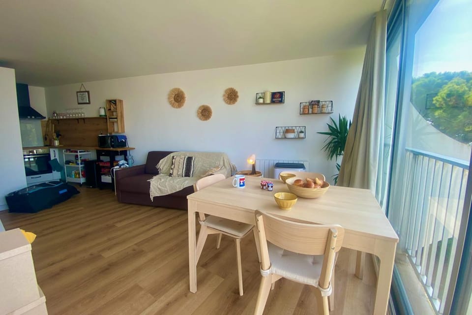 Kitchen or kitchenette, Living room, Seating area, Dining area