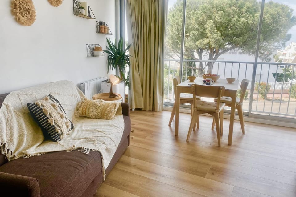 View (from property/room), Living room, Seating area, Dining area