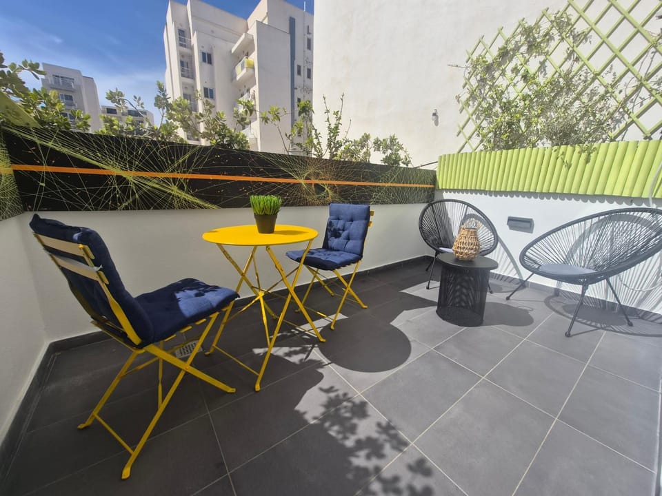 Modern - 50 M From Sea - Free Wi-Fi - Super Cool - Terrace - Fully Air-conditioned Apartment in Saint Paul's Bay