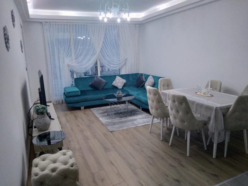 Photo of the whole room, Seating area