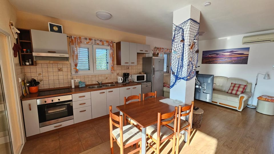 Kitchen or kitchenette, Seating area, Dining area