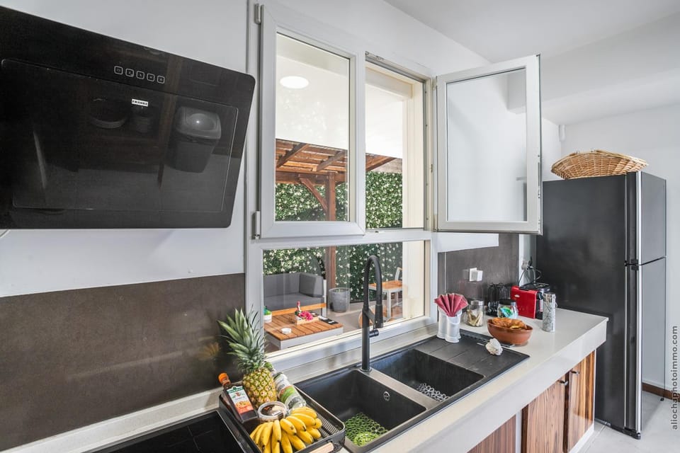 Kitchen or kitchenette, Food and drinks, Food, oven