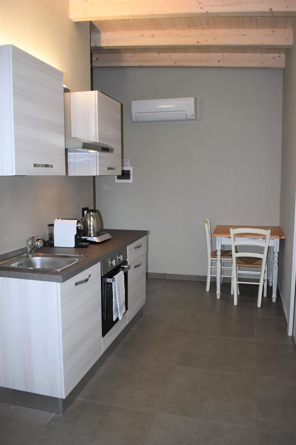 Kitchen or kitchenette, Dining area, pet friendly, stove, air conditioner