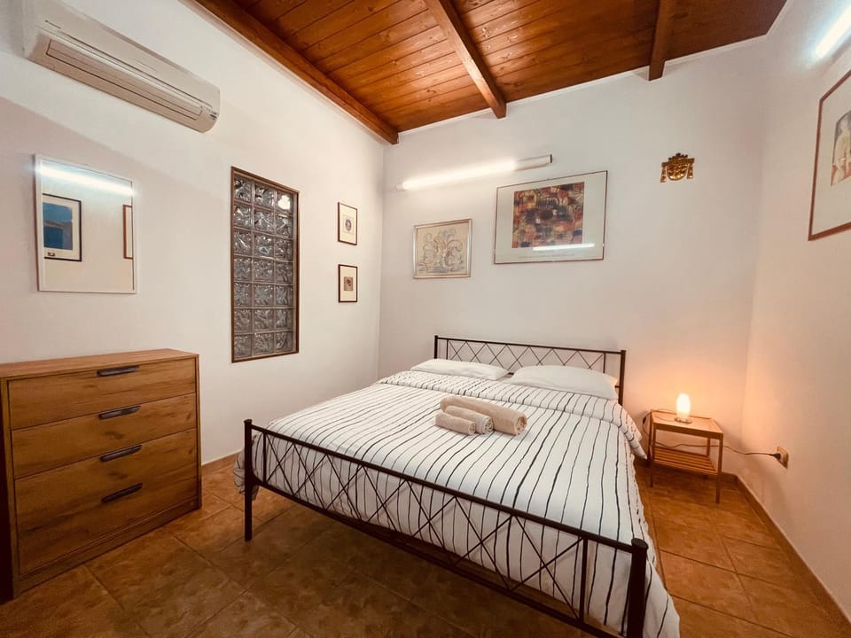 Bed, Photo of the whole room, Bedroom, air conditioner