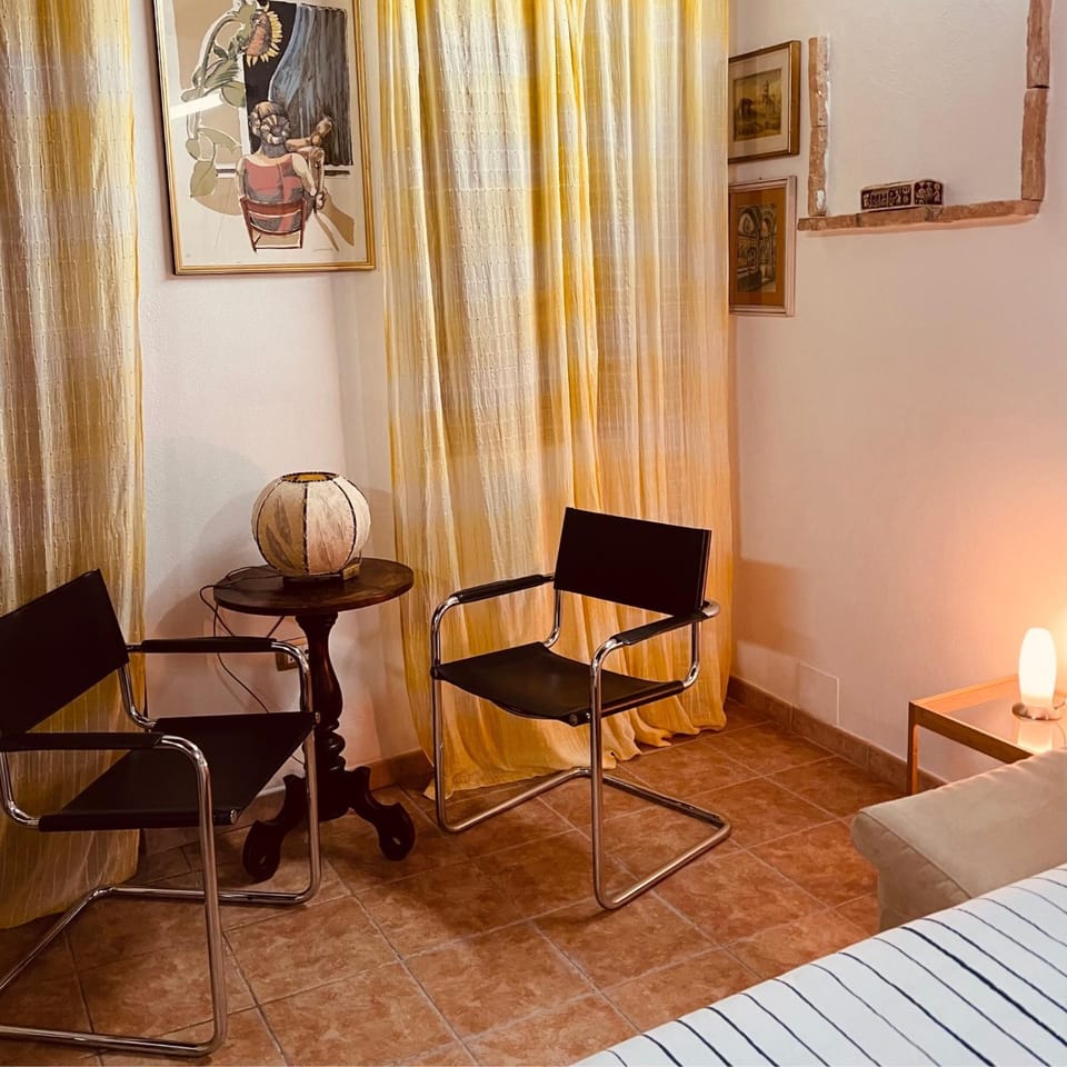 Photo of the whole room, Seating area