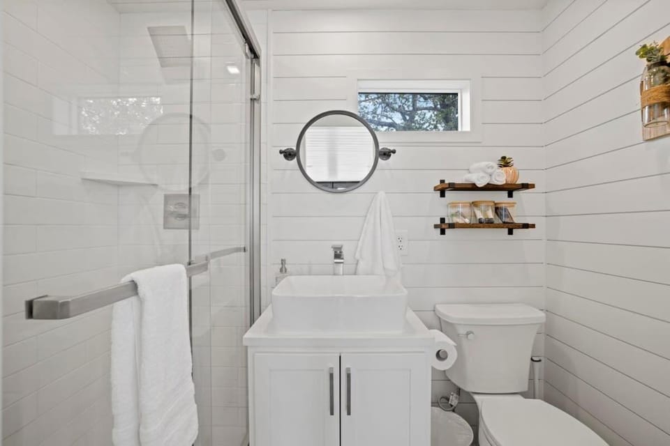 New Oak Grove-Container Retreat House in Fredericksburg