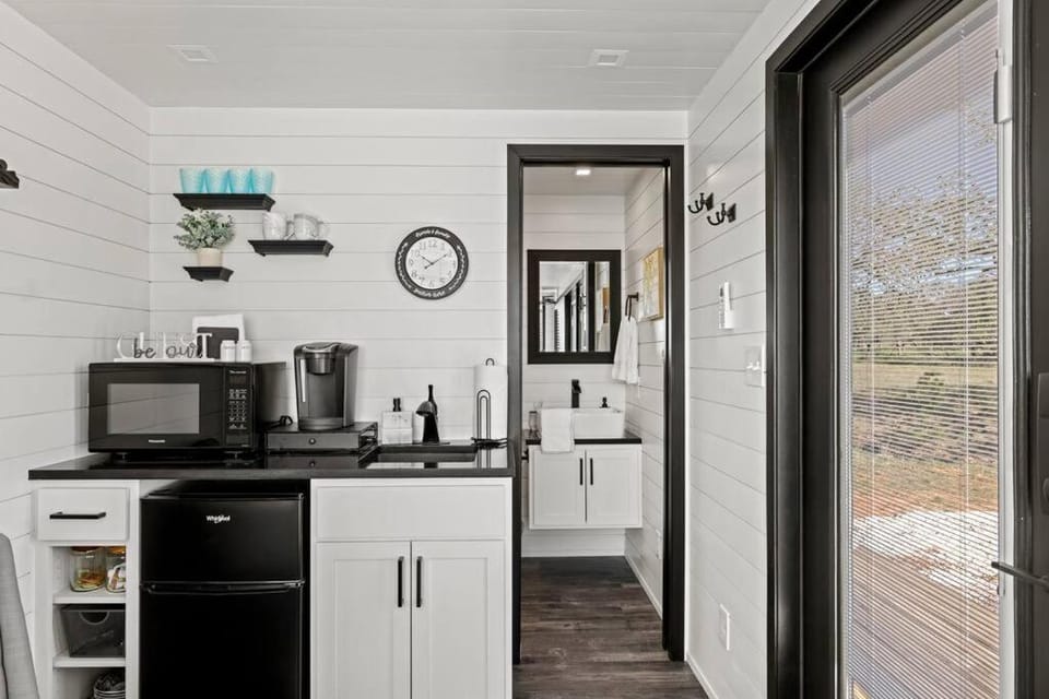 New Wilderness Hideout-Cozy Container Home House in Fredericksburg