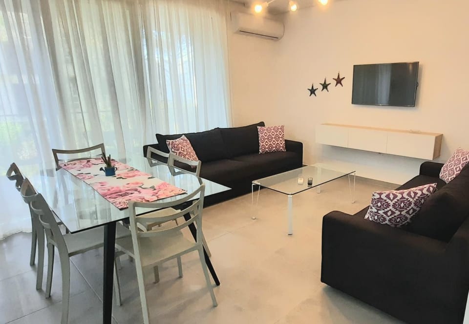TV and multimedia, Living room, Seating area, Dining area