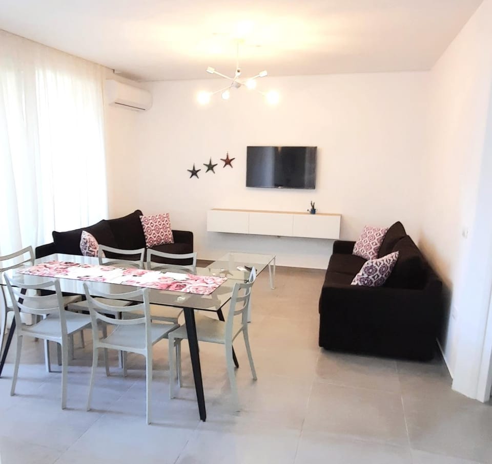 Communal lounge/ TV room, TV and multimedia, Living room, Seating area, Dining area, Evening entertainment