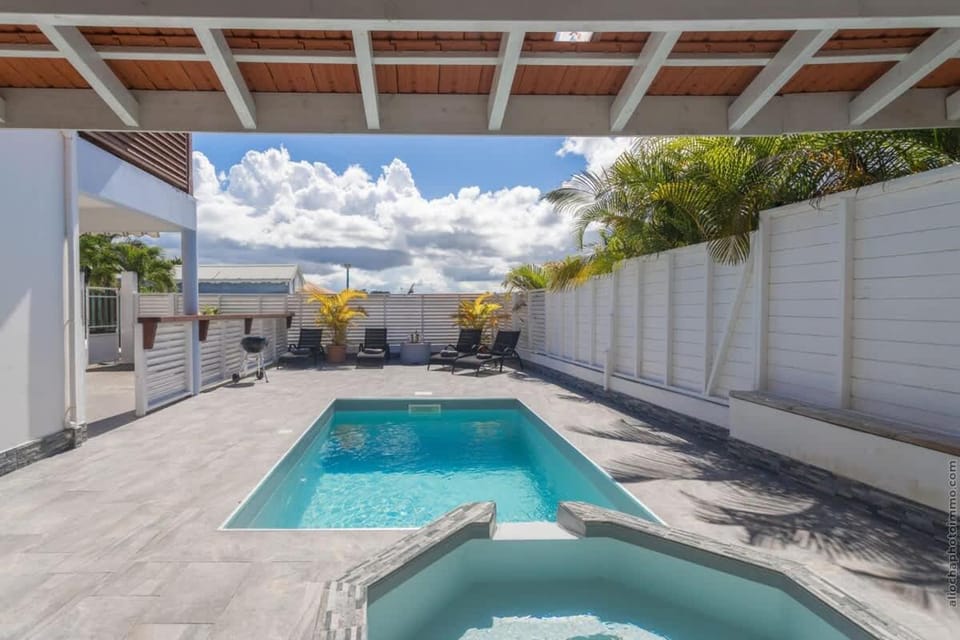 Villa 2 chambres, Jacuzzi et Piscine House in La Trinité