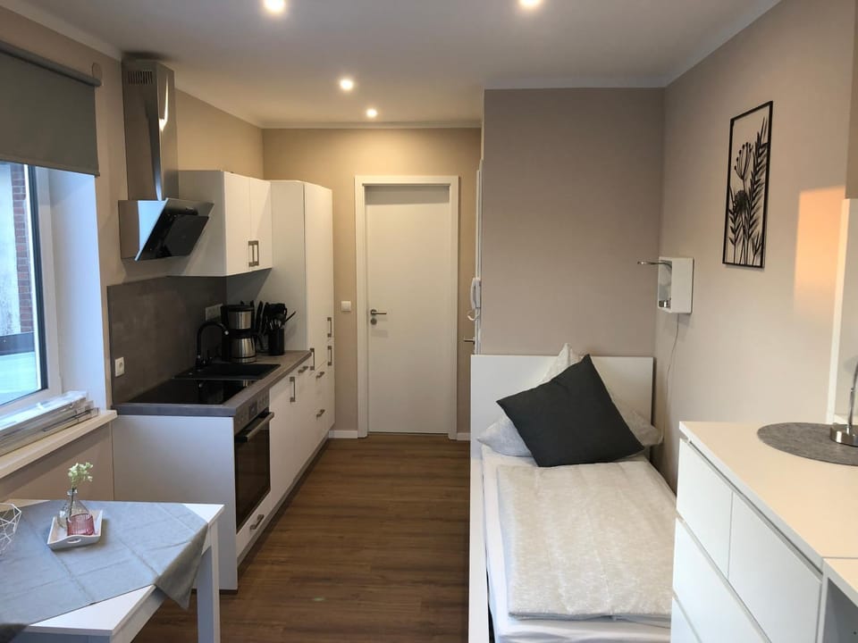 Coffee/tea facilities, Kitchen or kitchenette, Dining area, stove
