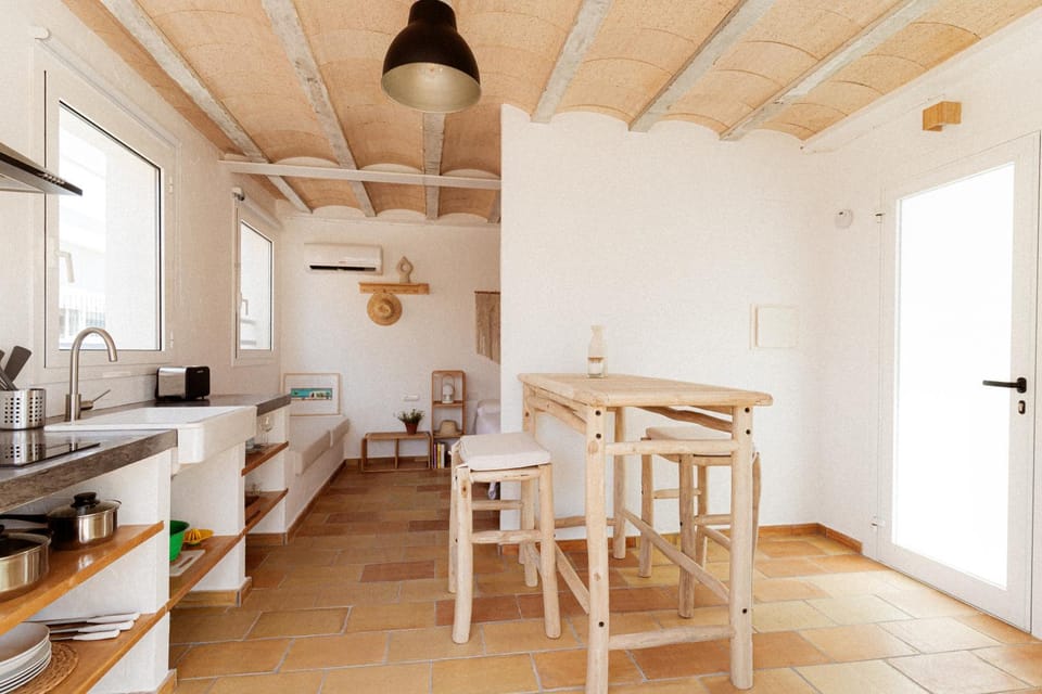 Kitchen or kitchenette, Living room, Seating area, Dining area, minibar, stove