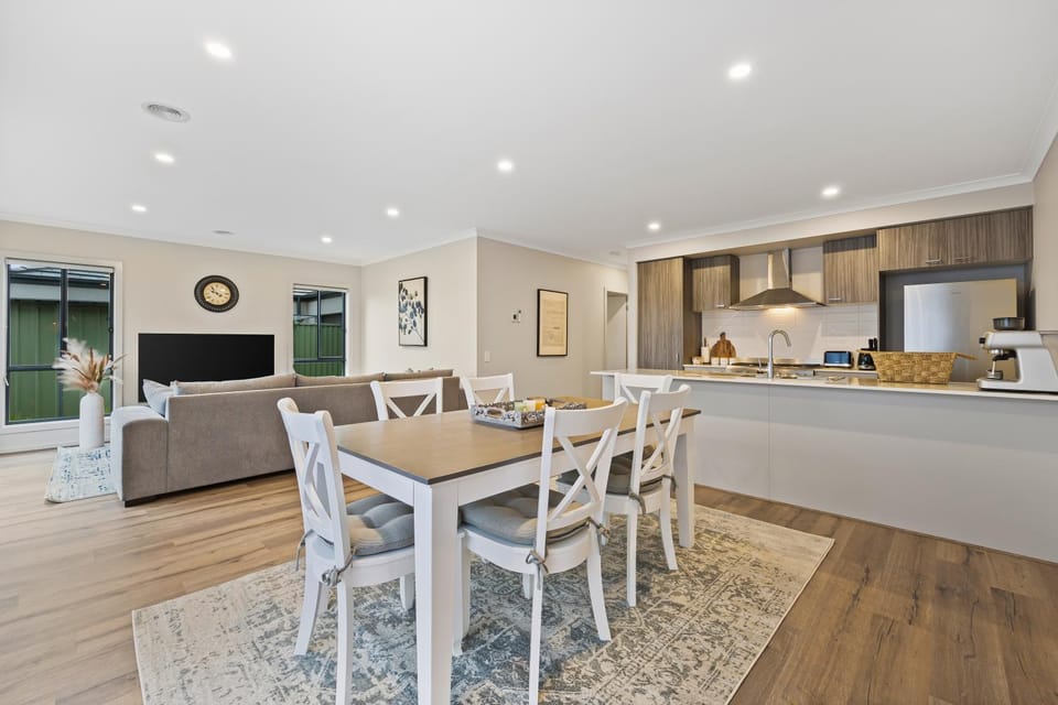 Kitchen or kitchenette, Living room, Seating area, Dining area, stove