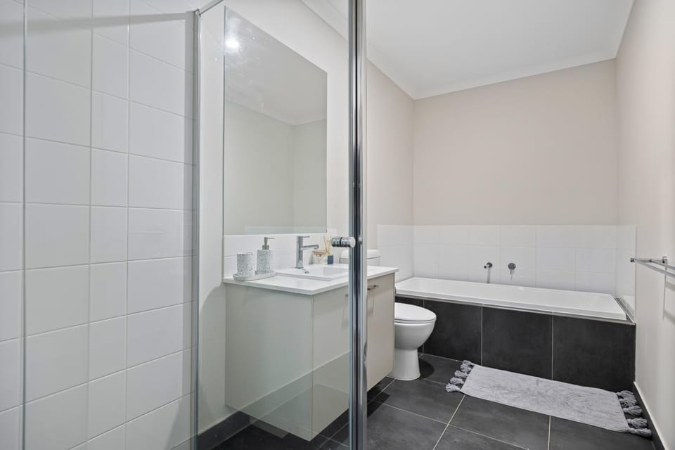 Shower, Toilet, Bathroom, Bath, towels