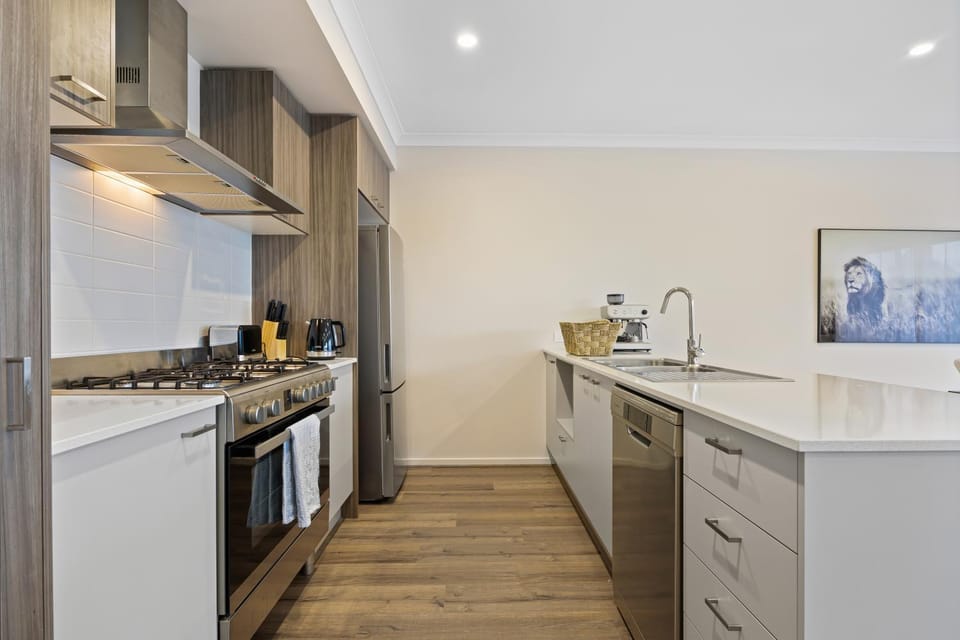 Coffee/tea facilities, Kitchen or kitchenette, dishwasher, oven, stove, toaster