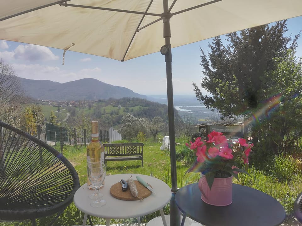 Patio, Natural landscape, BBQ facilities, Garden, Dining area, Mountain view, River view, sunbed