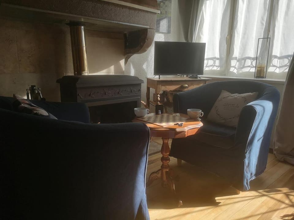 TV and multimedia, Seating area, fireplace, internet