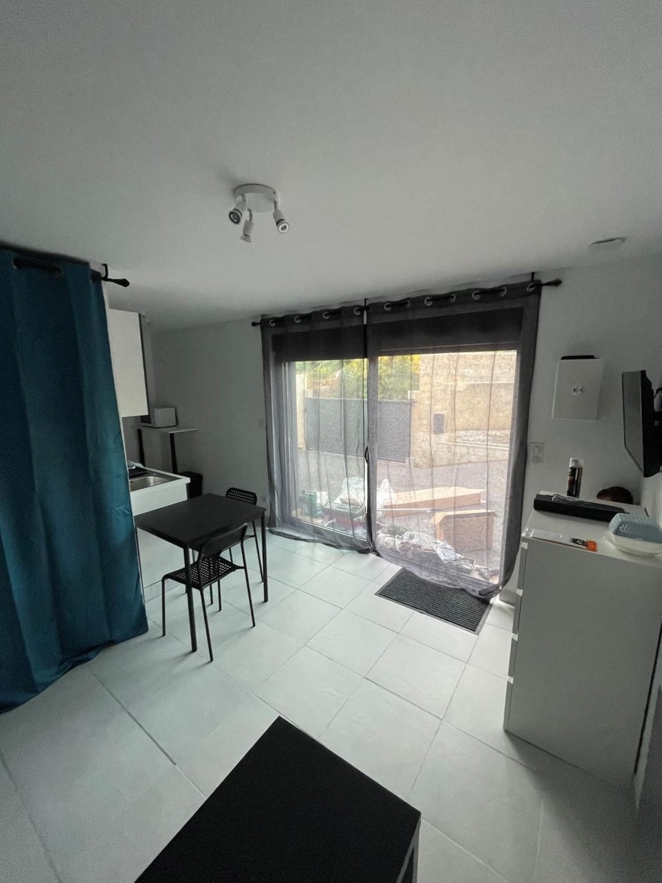 Bed, TV and multimedia, Living room, Photo of the whole room, Bedroom, hair dresser