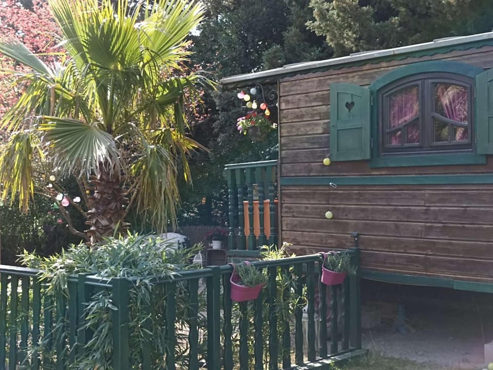 Roulotte des Alpilles Chalet in Arles