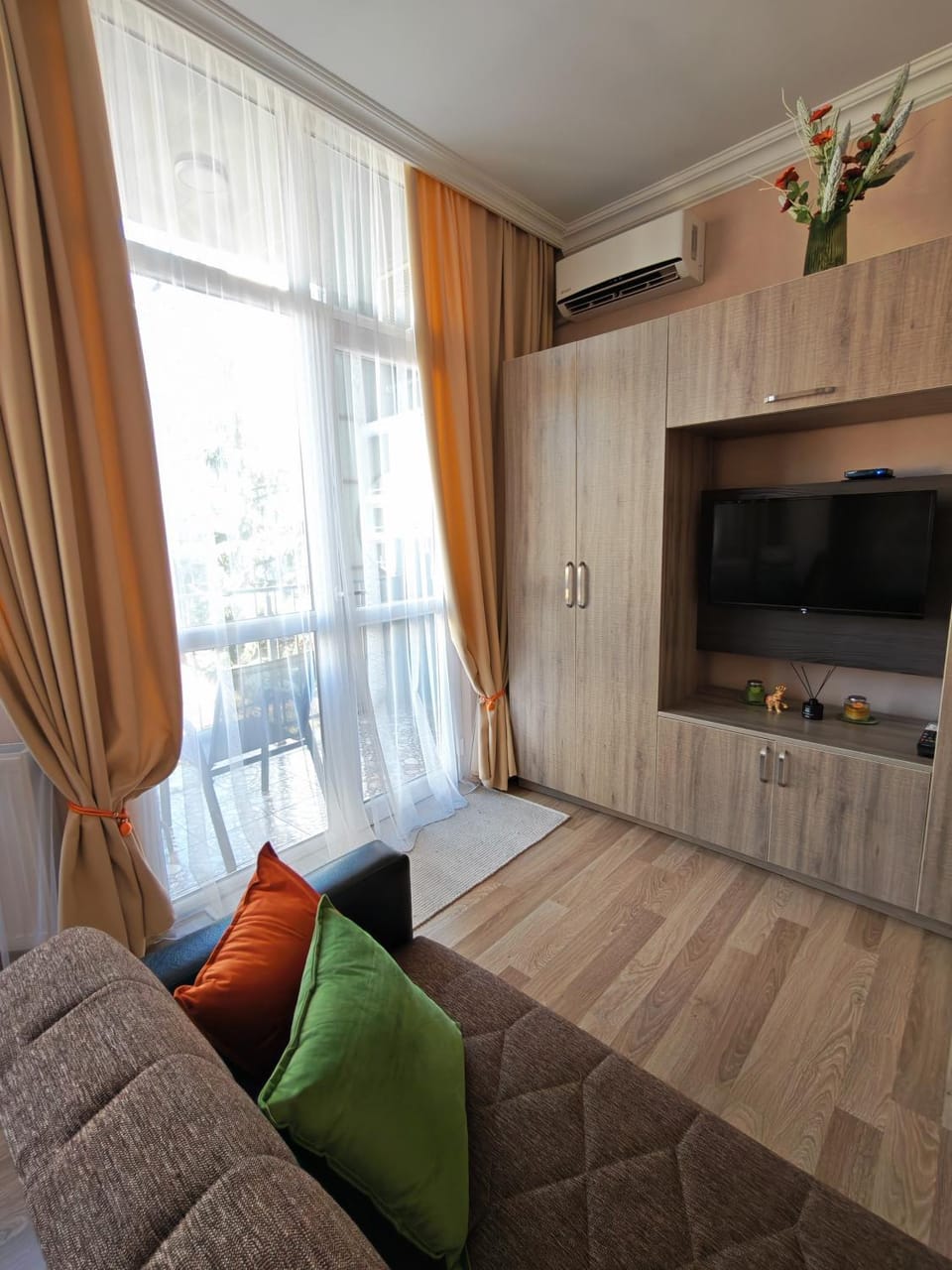 TV and multimedia, Seating area, air conditioner