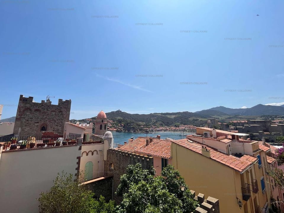 Nearby landmark, Natural landscape, Balcony/Terrace, City view, Landmark view, Mountain view, Sea view