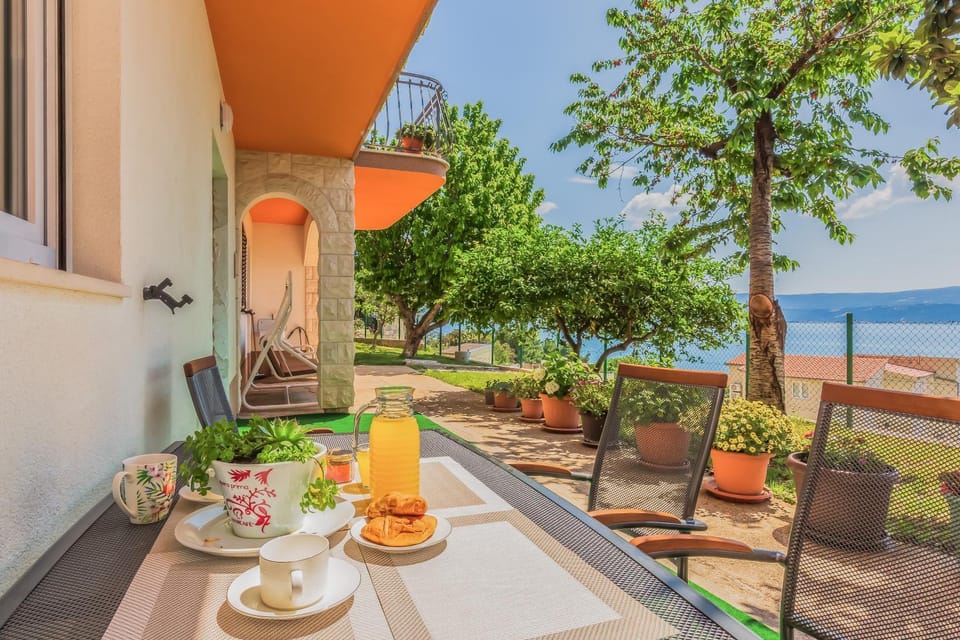 Balcony/Terrace, Food and drinks