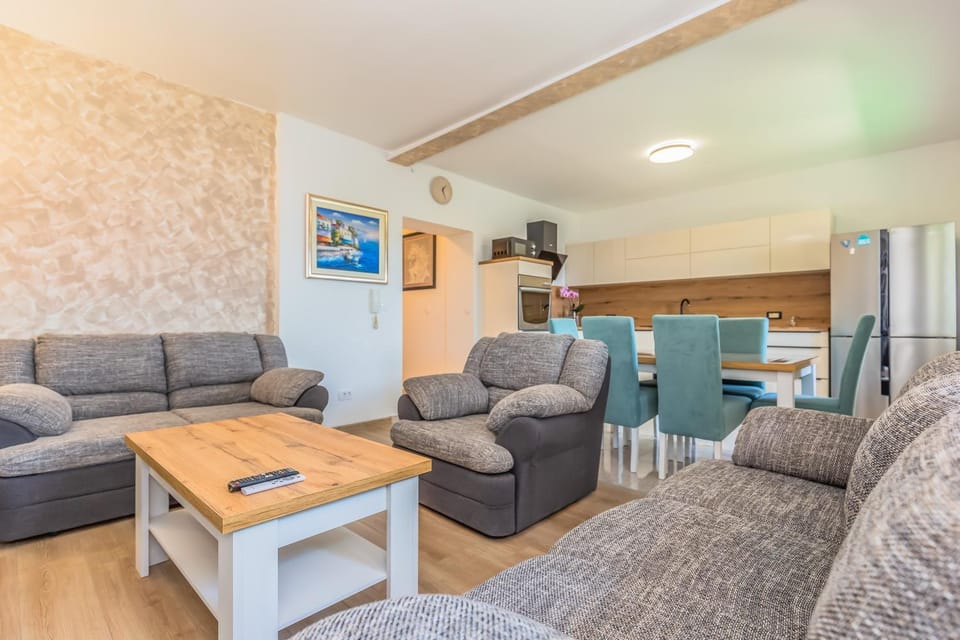 TV and multimedia, Living room, Seating area, Dining area