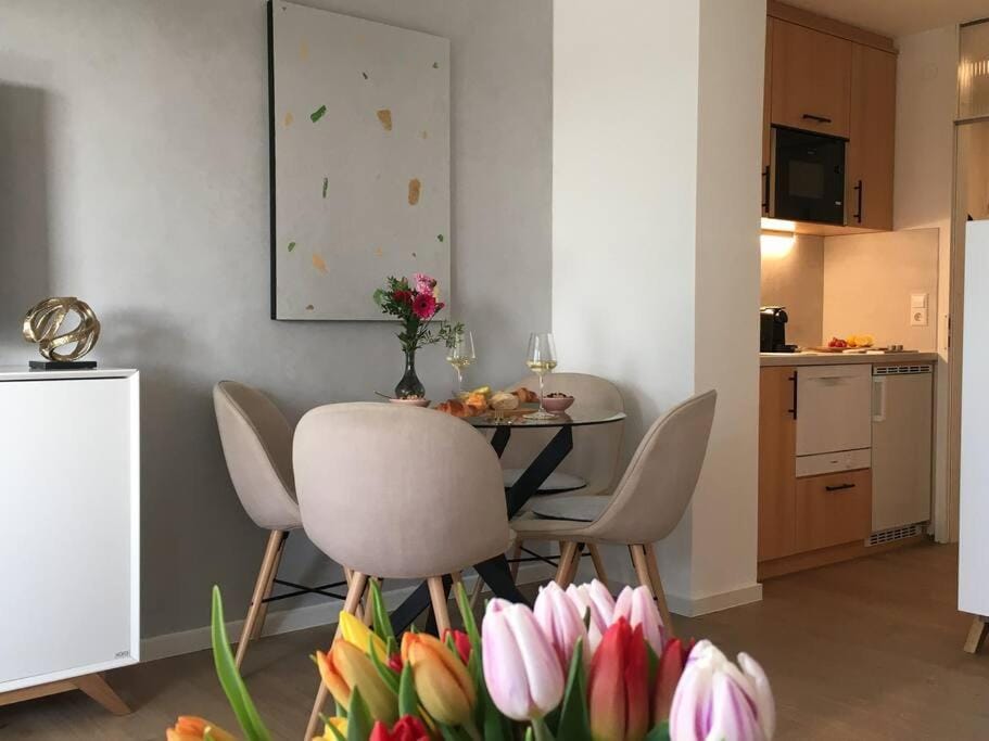 Kitchen or kitchenette, Seating area, Dining area