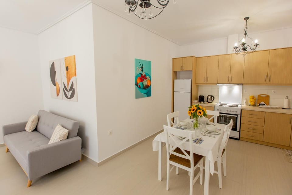 Kitchen or kitchenette, Seating area, Dining area, pet friendly, stove, toaster