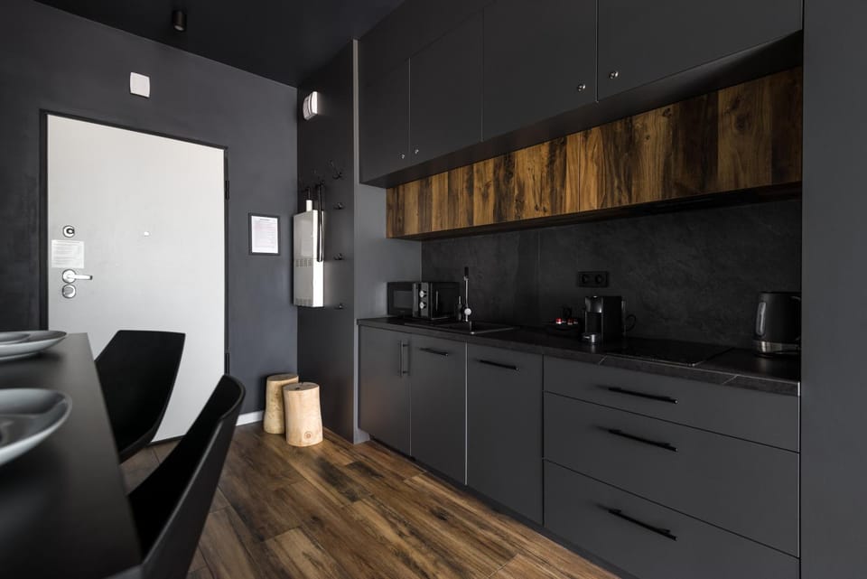 Coffee/tea facilities, Kitchen or kitchenette, Dining area, dishwasher, microwave, stove