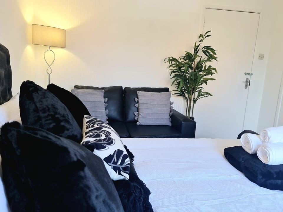 Apartment Sleeps 7 Near Attractions Apartment in Dundee