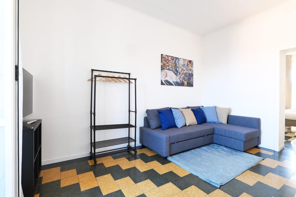 Bed, TV and multimedia, Living room, Photo of the whole room, Seating area, Bedroom