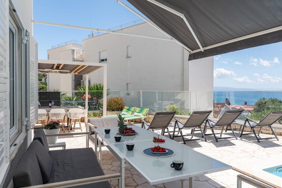 Luxury Villa, 40 sqm heated private pool, gym, Seaview, 200m to beach, 7 bedrooms Villa in Okrug Gornji