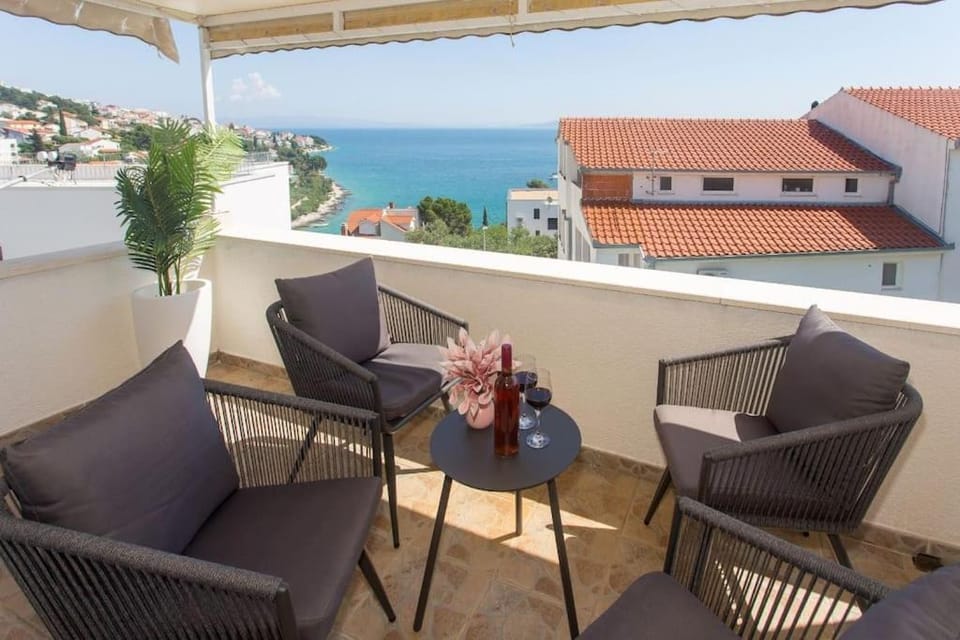 Luxury Villa, 40 sqm heated private pool, gym, Seaview, 200m to beach, 7 bedrooms Villa in Okrug Gornji
