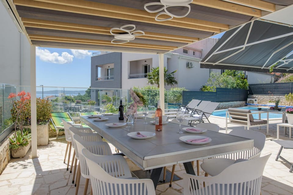 Luxury Villa, 40 sqm heated private pool, gym, Seaview, 200m to beach, 7 bedrooms Villa in Okrug Gornji