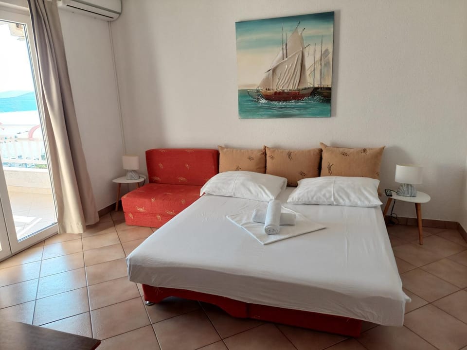 Photo of the whole room, Bedroom