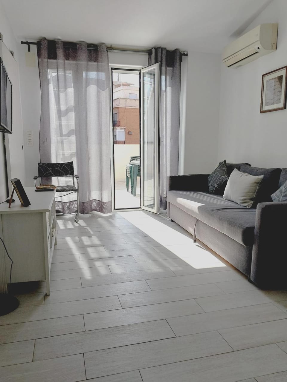 TV and multimedia, Living room, Seating area, air conditioner