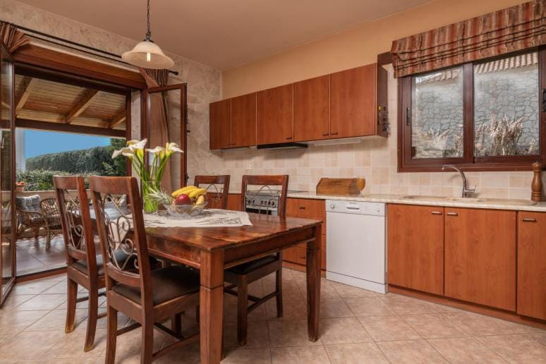 Kitchen or kitchenette, Dining area, pet friendly