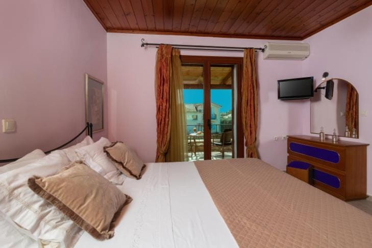 Communal lounge/ TV room, Bed, TV and multimedia, Photo of the whole room, Evening entertainment, Bedroom, air conditioner