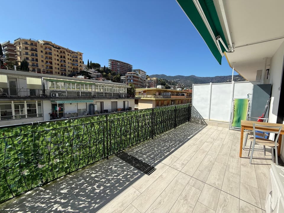 WH-Maison Du Soleil-Attico Monolocale con Parcheggio Gratuito e Grande terrazza - A 5 minuti dal centro - Wifi Apartment in Sanremo