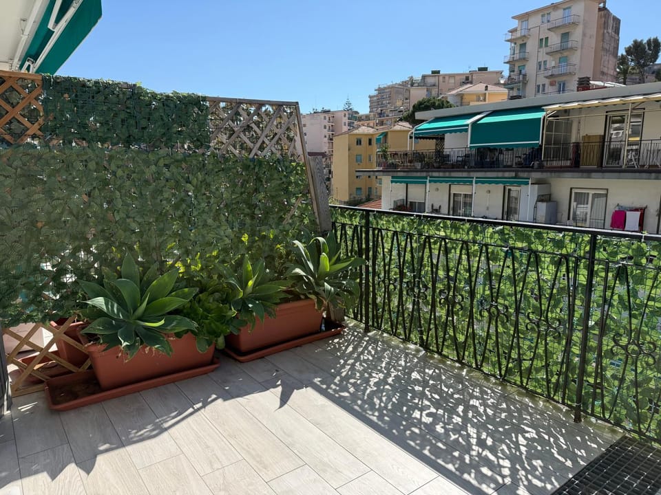 WH-Maison Du Soleil-Attico Monolocale con Parcheggio Gratuito e Grande terrazza - A 5 minuti dal centro - Wifi Apartment in Sanremo