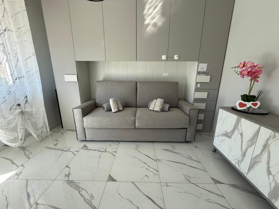 WH-Maison Du Soleil-Attico Monolocale con Parcheggio Gratuito e Grande terrazza - A 5 minuti dal centro - Wifi Apartment in Sanremo