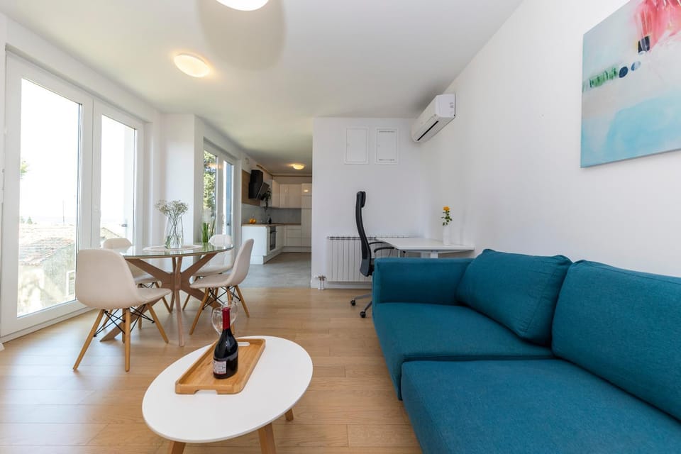 TV and multimedia, Kitchen or kitchenette, Living room, Seating area, Dining area, air conditioner